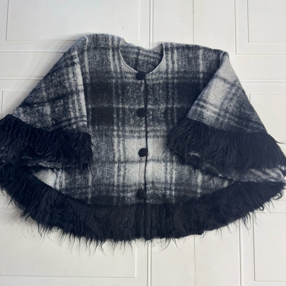 Rachel Ashwell Sweaters - The Farmhouse Rachel Ashwell Wmns O/S Black Plaid Fringe Wool Blend Shawl Poncho